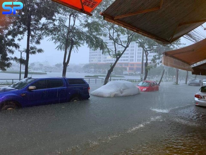 Mưa lớn kéo dài, Đà Nẵng ngập sâu trong “biển nước” lớn